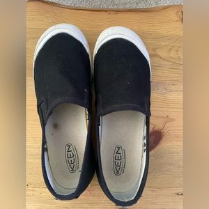 Excellent condition Keen canvas slip on shoes. Worn a few times.